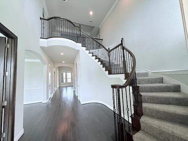 5 bed, 4.5 bath, 4649 sqft, $4,500 — Photo 4