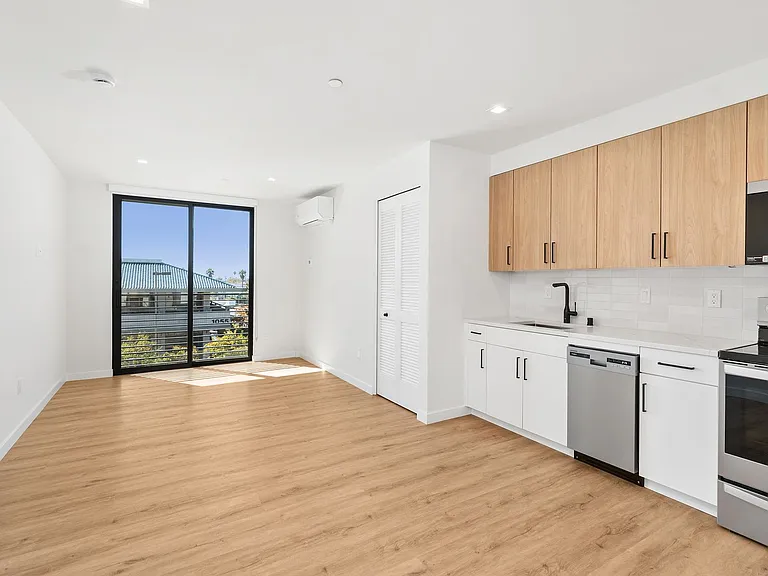 1111 Torrey Pines Rd — Photo 12