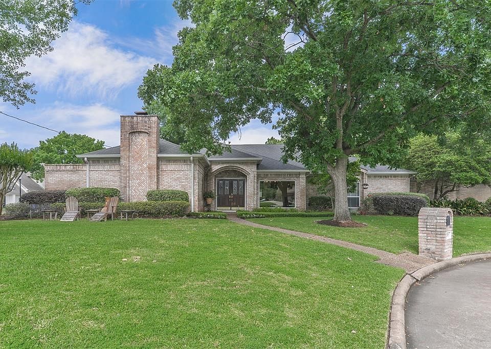 Charming one story on a cul-de-sac in the heart of Spring Valley zoned to Valley Oaks, Spring Branch Middle School & Memorial High School.  Enjoy living in this village where the community gathers at Spring Valley Park for yearly festivities and has its own Spring Valley Police.