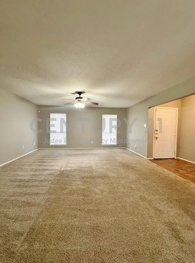 Beautiful 3/2/2 in Lancaster Ready for Move-In! — Photo 4