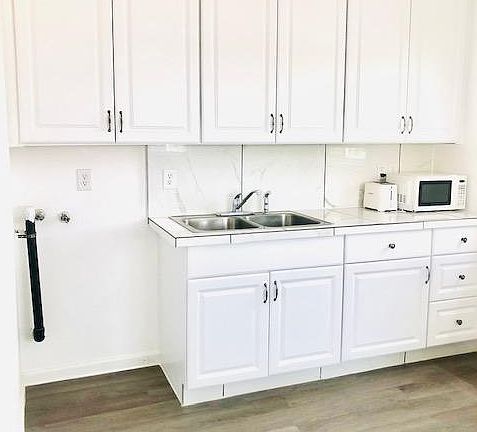 Kitchen with washer hookup