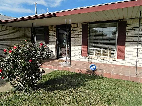 2nd image of 140 NE Cimarron Trl