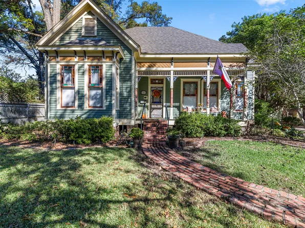 203 E Dixon St, Jefferson, TX 75657