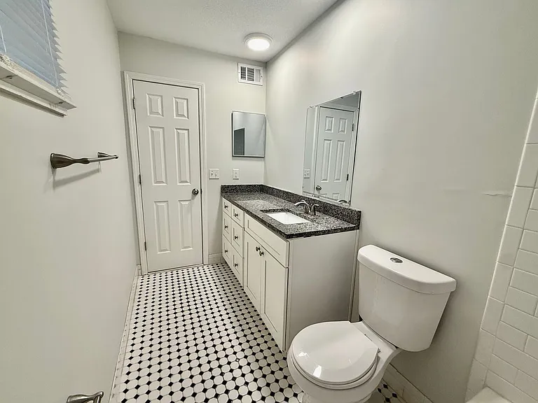 Grotto - 4443-4455 Jefferson St. — Photo 18