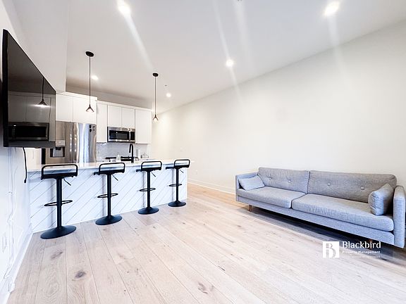 4th image of 1011 18th St NE