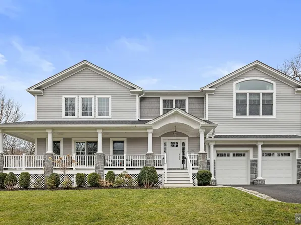 246 Gorden Dr, Paramus, NJ 07652