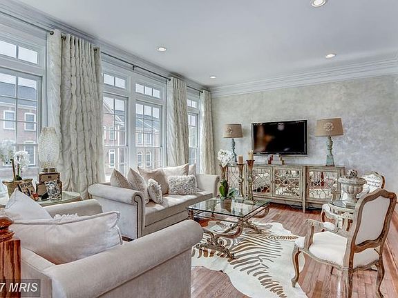 LIVING ROOM - WALL OF WINDOWS, ABUNDANCE OF LIGHT