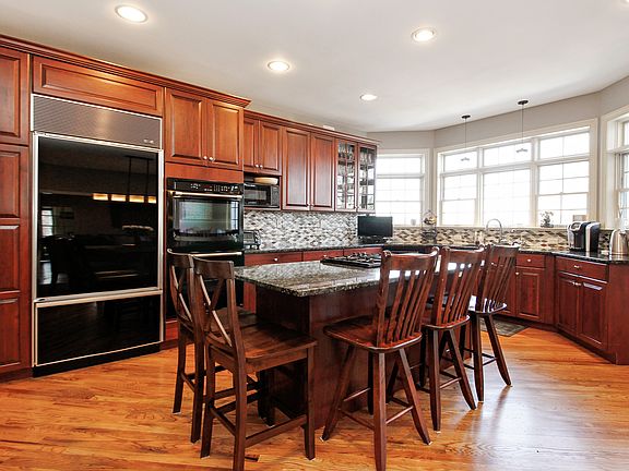 Gourmet Eat-in-Kitchen w/Center Island