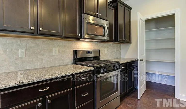 213 Begen St — Photo 3