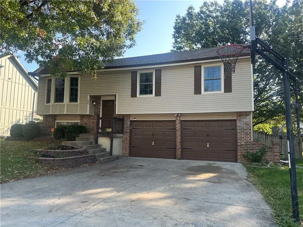 106 S Chambery Dr, Olathe, KS 66061