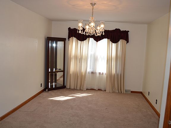 3rd image of 202 SE Locust Hill Ln