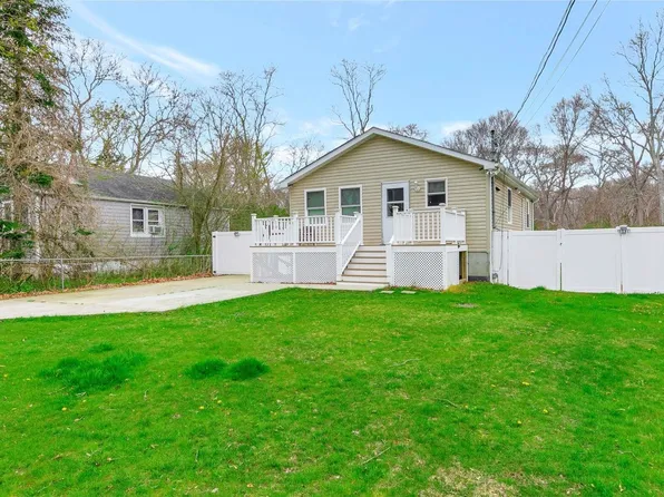 18 Park Place, Mastic Beach, NY 11951