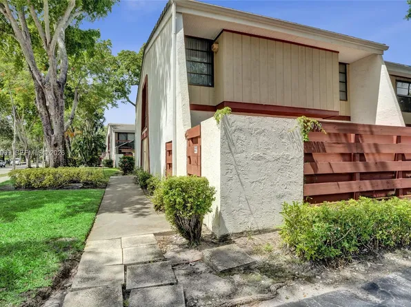 2999 Lakewood Ln, Hollywood, FL 33021