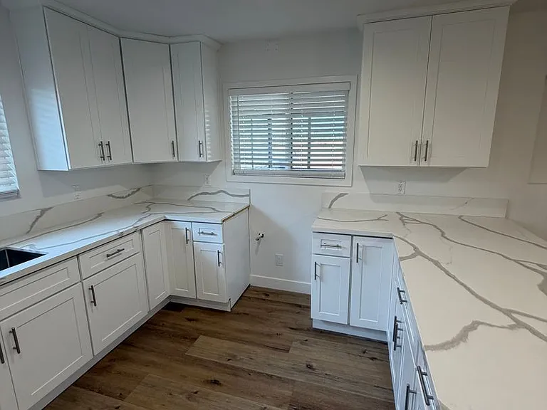 Van Ness Apartments — Photo 28