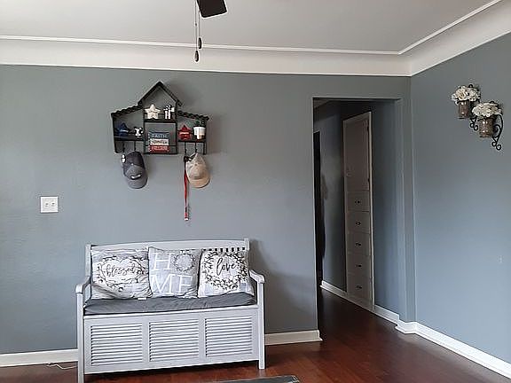 Living room w/ ceiling fan. 