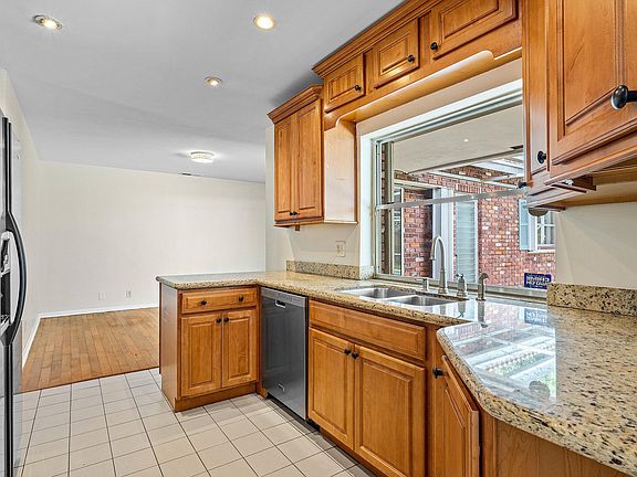 5th image of 931 NW 9th Ct