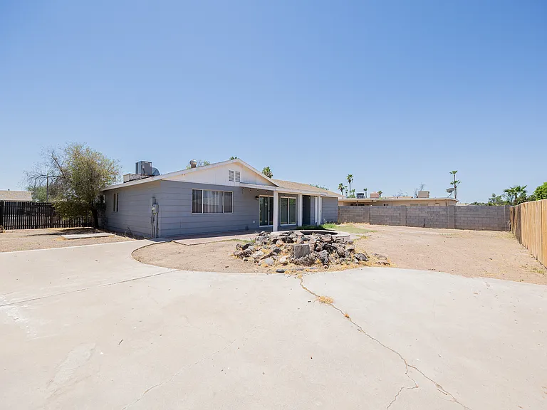 4704 S La Rosa Dr — Photo 24