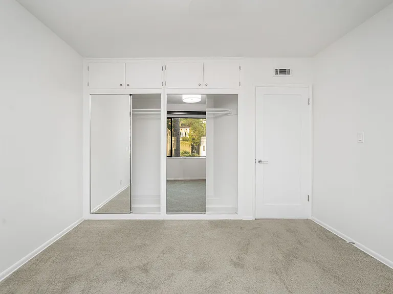2033 N Beachwood Dr — Photo 2