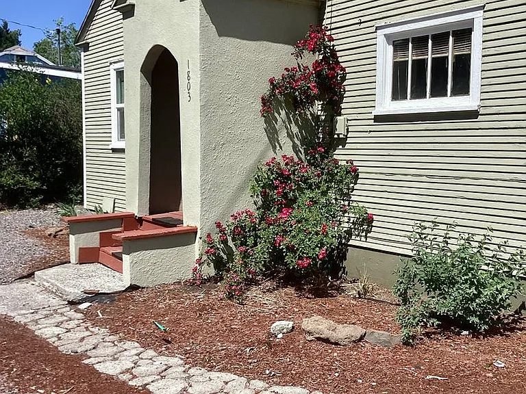 1803 Siskiyou St — Photo 2