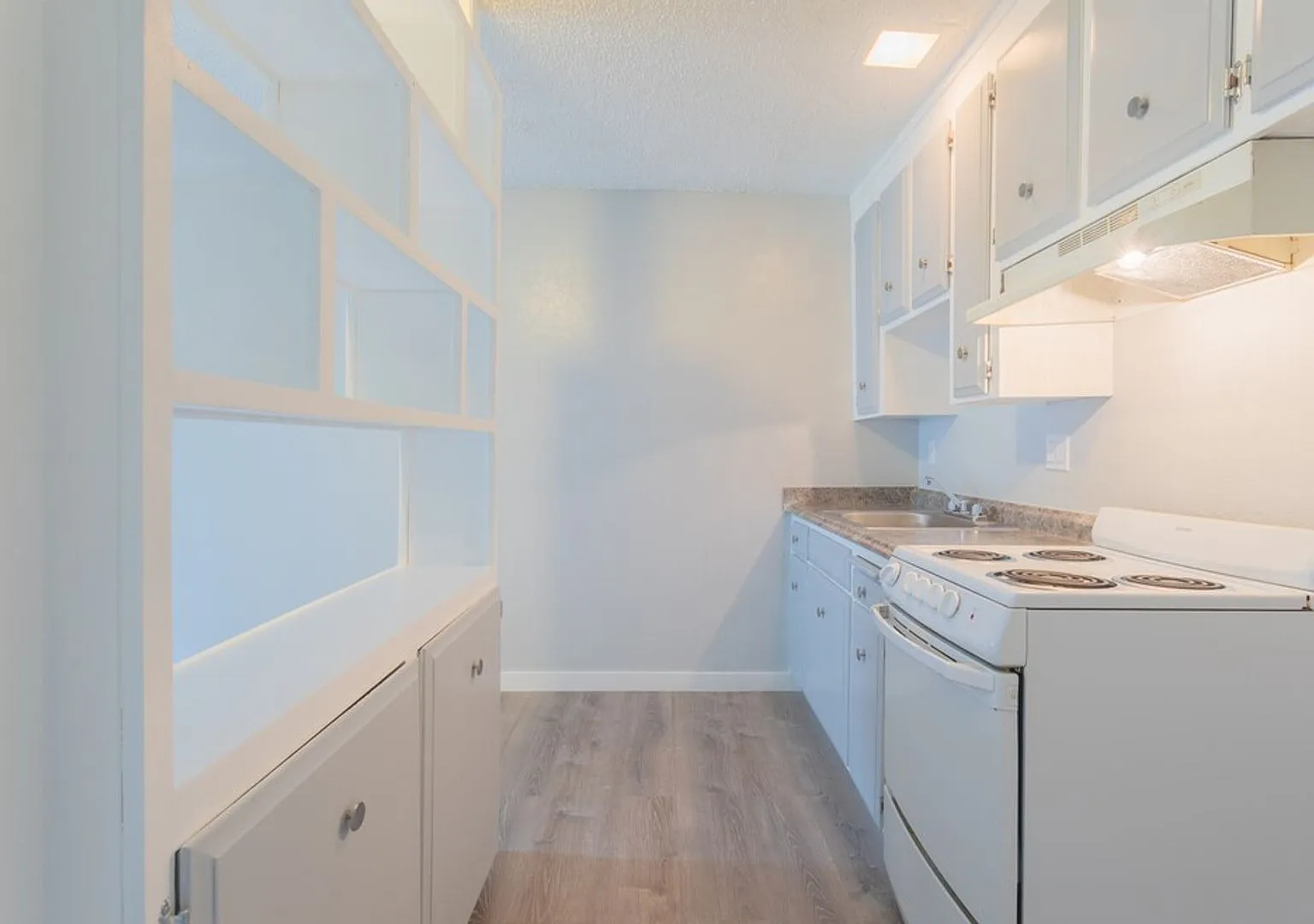 Del Coronado Apartments — Photo 3