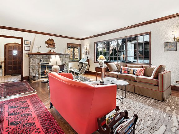 4th image of 84 Parkway E