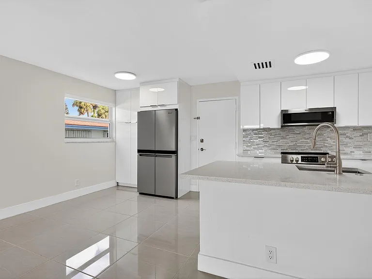 3212 NE 12th St #204 — Photo 4