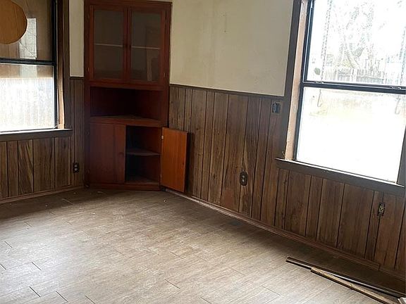 3rd image of 606 N H St