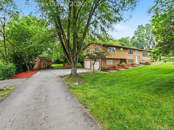 8614 Meadowland Ct, Saline, MI 48176