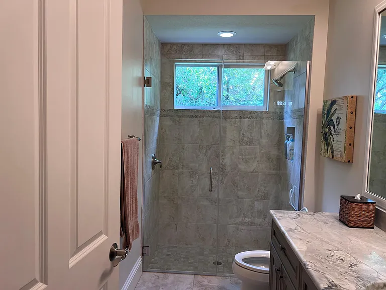 Queen private bath