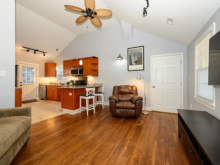 2660 Roslyn Ave — Photo 6