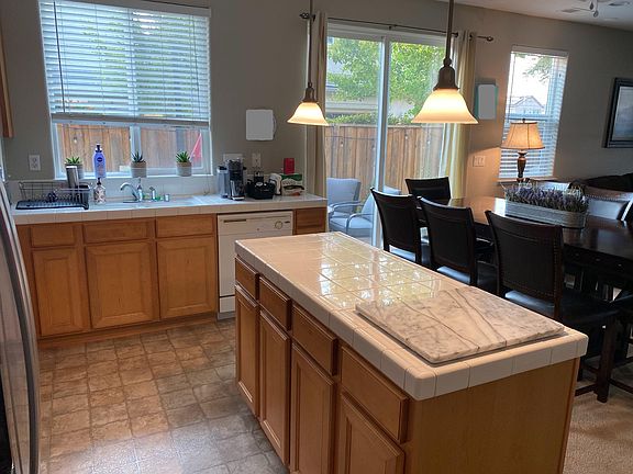 Kitchen island: extra storage and perfect for entertaining.
