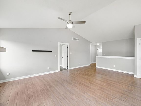 5th image of 216 NW Lexington Dr