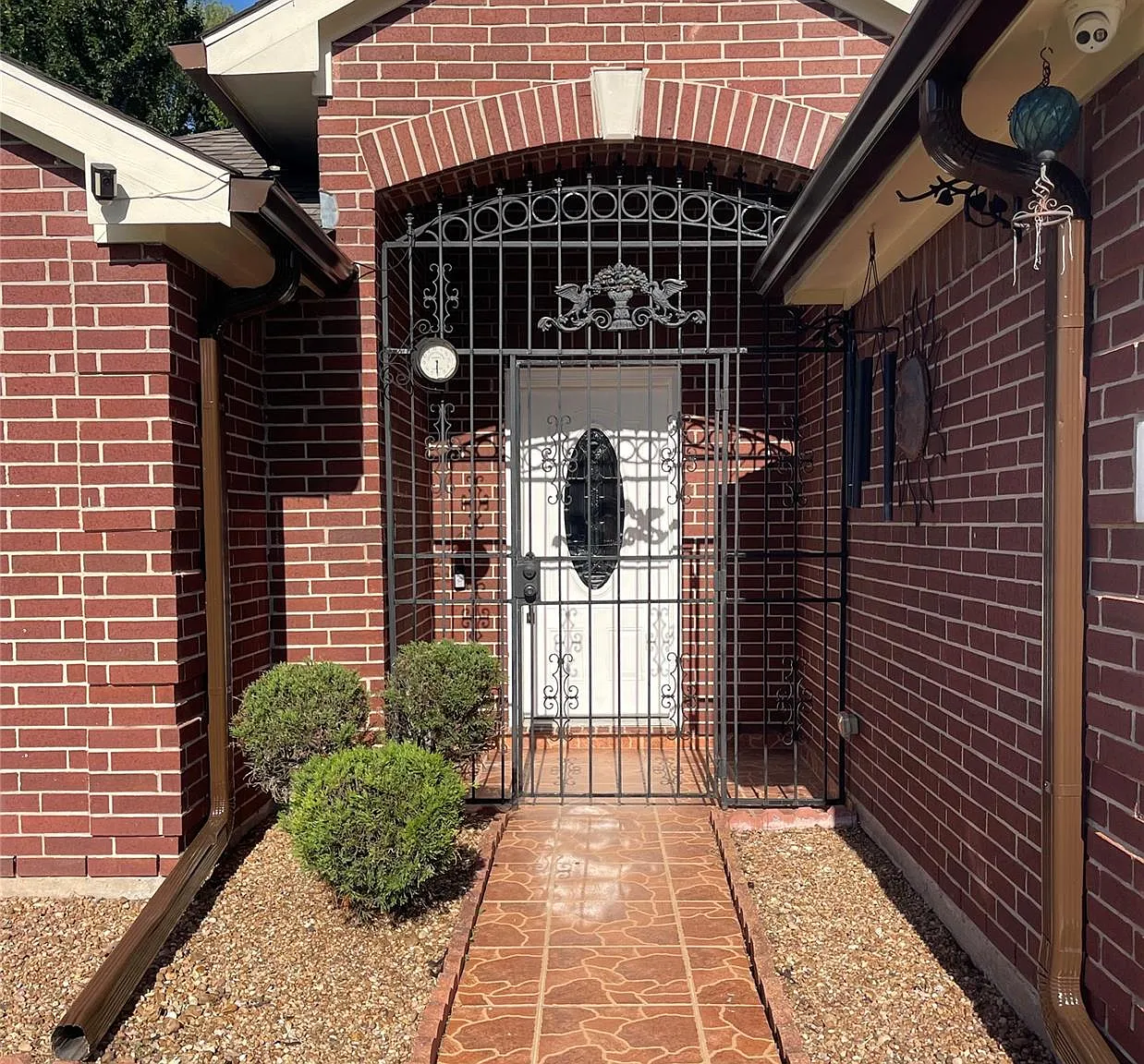 3 bed, 2.0 bath, 1665 sqft, $2,300 — Photo 3
