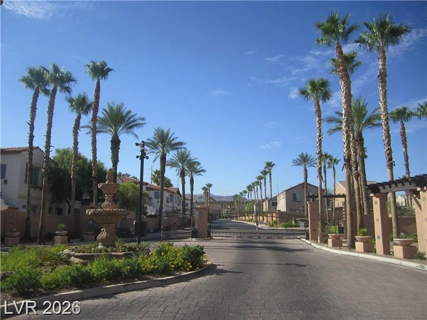 Beautiful 2 bedroom 2 bath 1st floor condo with a detached 1 car garage! — Photo 3