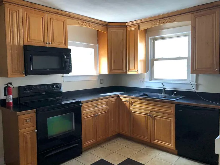 1601 Longwood Dr — Photo 5