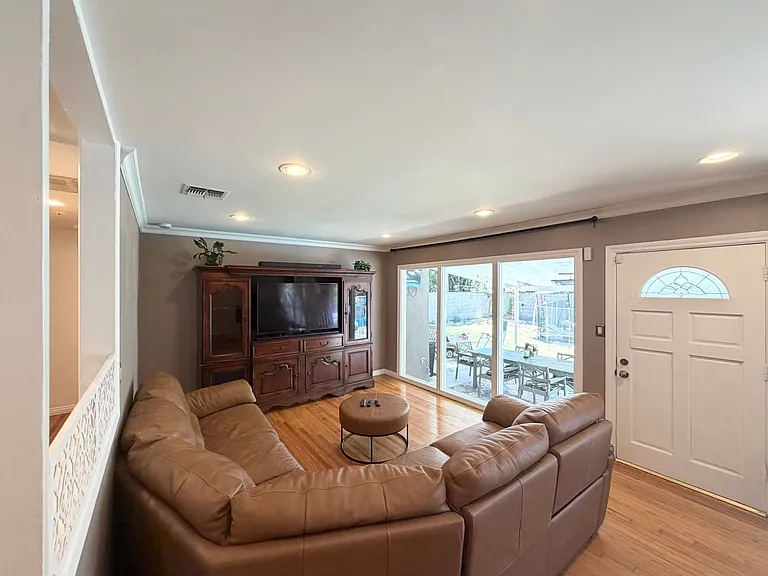 19224 Sylvan St — Photo 26
