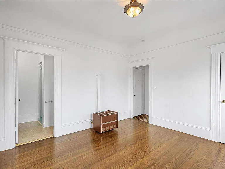 1501 Grand St #D - Studio | 1 bath — Photo 5