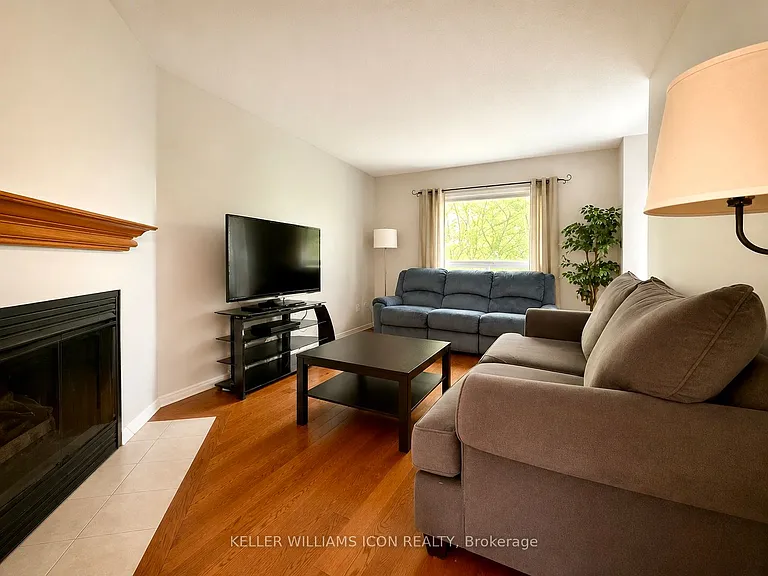 40 Thornbury Cres — Photo 5