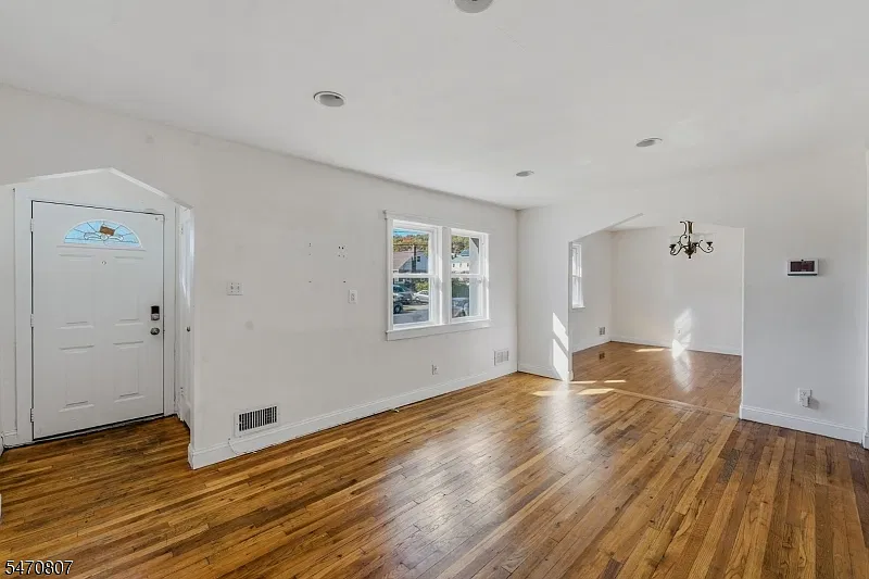 4 bed, 2.0 bath, $3,000 — Photo 2