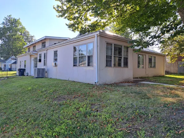 2 N 42nd St, Belleville, IL 62226