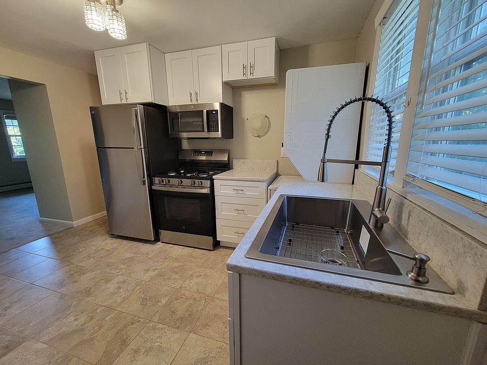 1st image of 121 Grove Ave APT 2