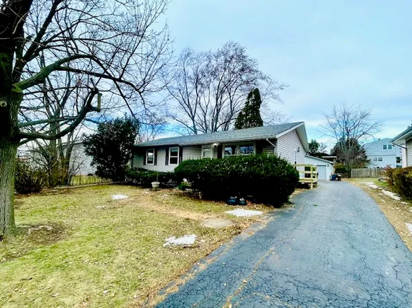 10 Pine Ave, Lake Zurich, IL 60047