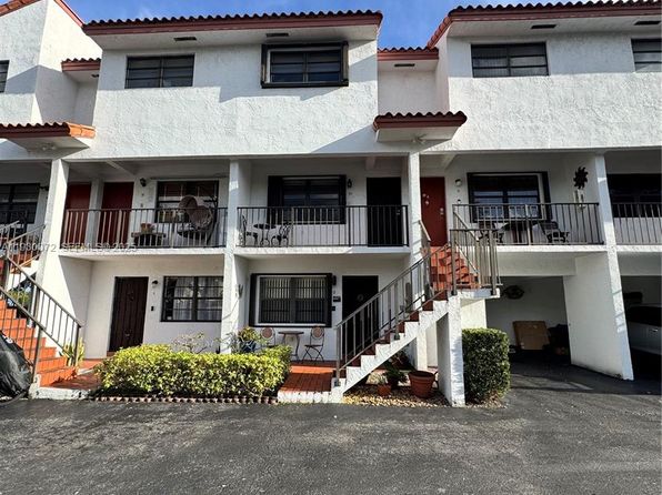 421 Swallow Dr APT 10