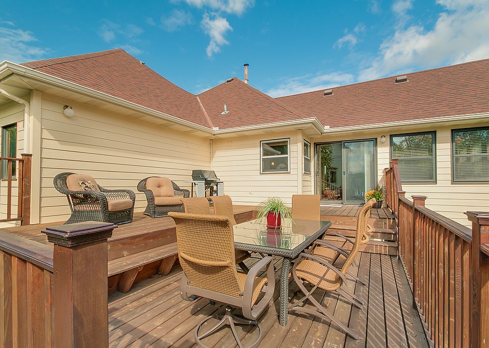 Newer cedar 2 tiered deck