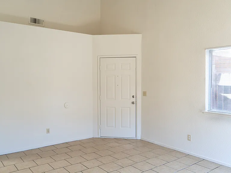 7010 N Thorne Ave #102 — Photo 5