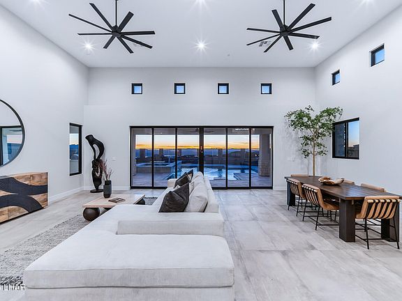 3rd image of 6730 Calle De La Luna