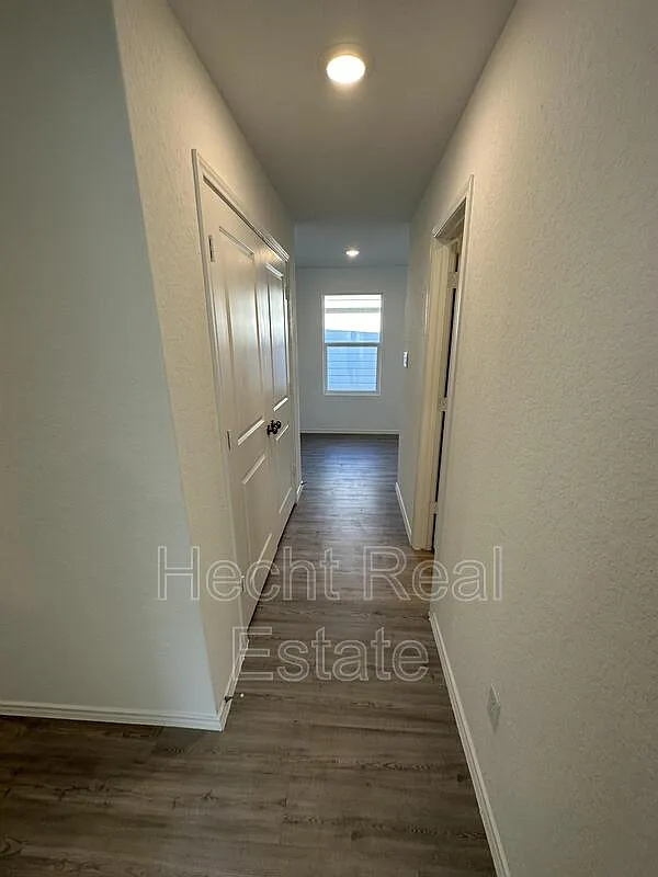 4 bed, 2.0 bath, 1627 sqft, $1,700 — Photo 2