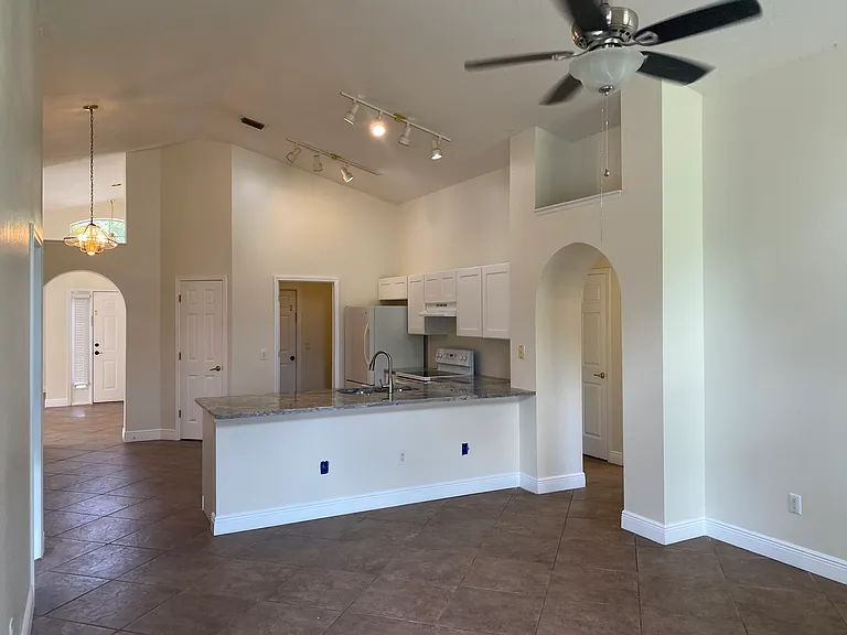 2409 Clareside Dr — Photo 5