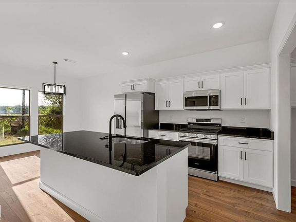5th image of 208 Ridgecrest Dr