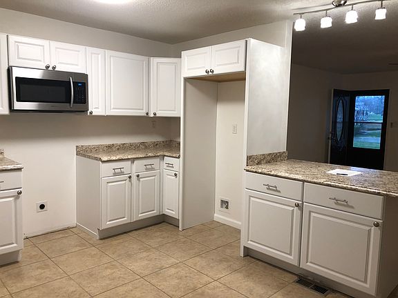 3rd image of 707 Valley Dr